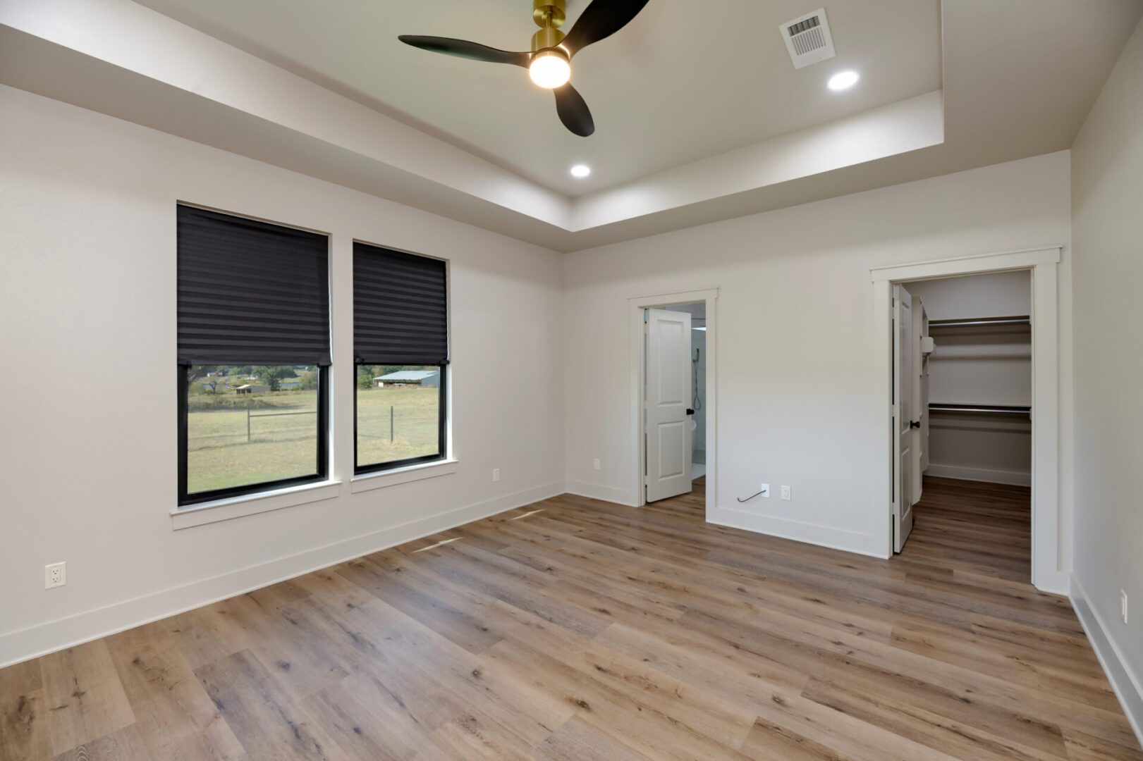 Spacious room with ceiling fan and closet